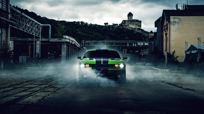 Зеленый Dodge Challenger 4k 2020