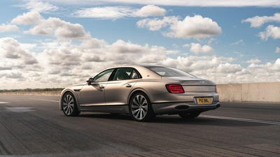 Bentley Flying Spur Черная линия сзади 5k