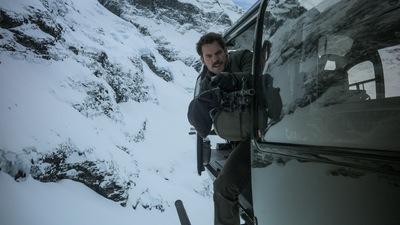 Генри Кавилл с большим пистолетом в Mission Impossible Fallout 2018 8k