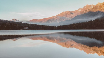 Чистое озеро Горы Солнечные лучи Отражение воды 4k