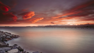 Скалы Возле Водоема во время Заката