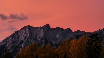 Красочный Закат за Скалами