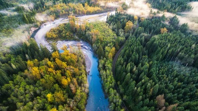 Горная петля Вид с высоты птичьего полета 4k