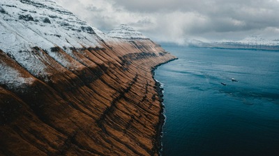 Пляжный рассвет с голубой водой 4k