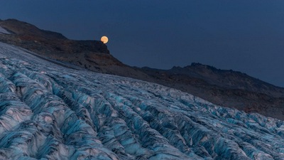 Луна, Восходящая Над Ледником С Горами