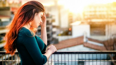 Рыжеволосая Модель, Стоящая на Балконе