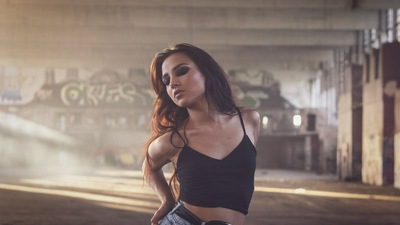 Портрет девушки в джинсовых шортах