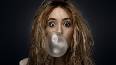 Девушка, жующая резинку