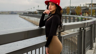 Великолепные женщины Смотрят в сторону