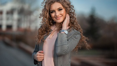 Женщины с вьющимися волосами