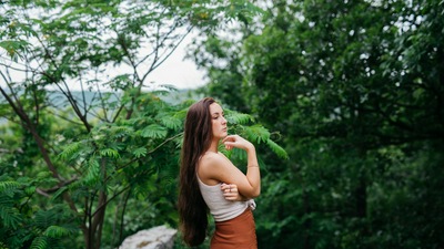 Великолепная Девушка в Лесу