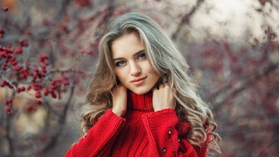 Девушка в красном платье на открытом воздухе