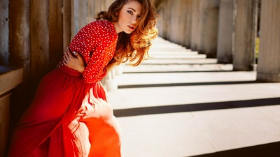 Женское Красное платье на открытом воздухе