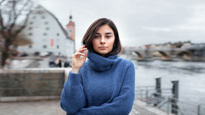 Девушка в синих водолазках на открытом воздухе