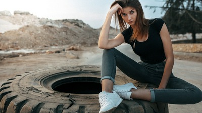 Девушка, Сидящая на Большой Шине