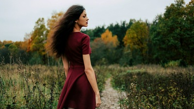 Длинные волосы, Красное платье на открытом воздухе