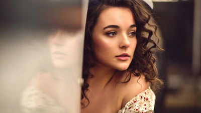 Брюнетка с завитушками на лице Девушка