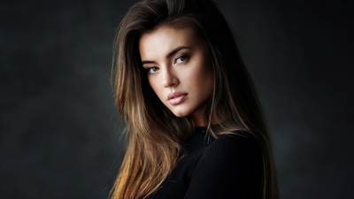 Великолепная Девушка Смотрит на Зрителя