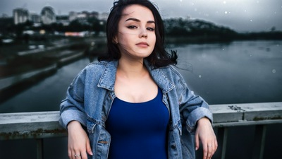 Девушка смотрит на Портрет Зрителя