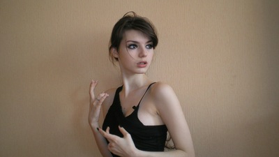 Потрясенная Девушка смотрит на Зрителя