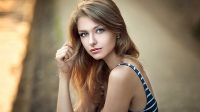 Светловолосая Девушка с глубиной резкости