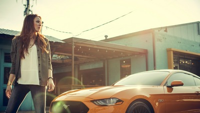 Женщины с Ford Mustang