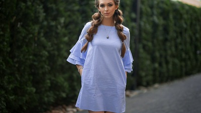 Модель светло-голубого платья на открытом воздухе