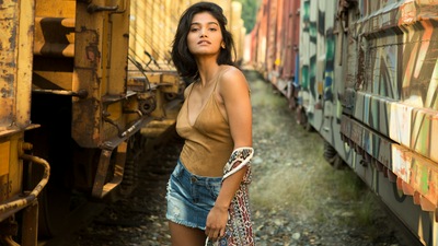 Девушка, стоящая между двумя поездами