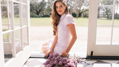 Женщины, Сидящие на Двери с Цветами