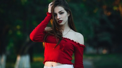 Глубина резкости модели в красном платье