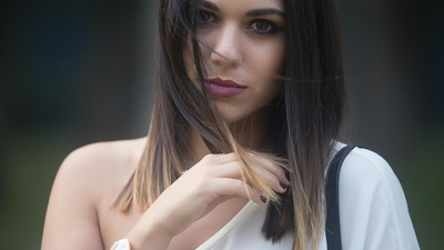 Девушка с короткими волосами