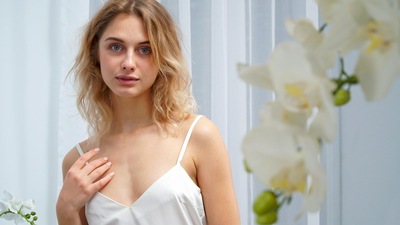 Модель белого платья 4k