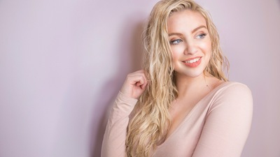 Модель улыбается 5k