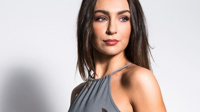 Девушка в цветочном платье