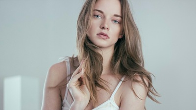 Модель, смотрящая в Viewer 4k