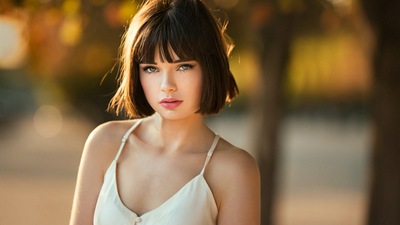 Модель с короткими волосами