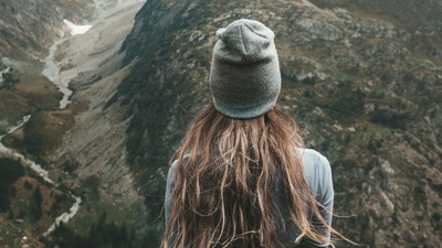 Походная Девушка, Любующаяся видом на горы