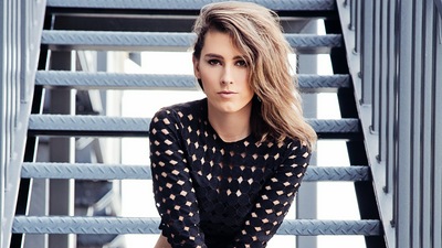 Модель, Сидящая на Лестнице