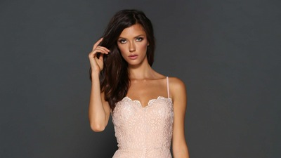 Модель, смотрящая в Viewer 4k 2018