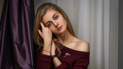 Красивая Модель Смотрит на Зрителя