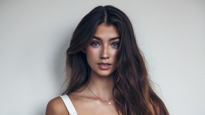 Фотосессия модели с голубыми глазами