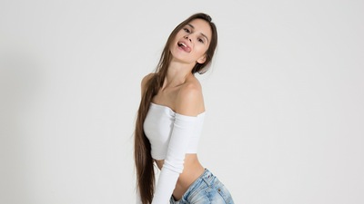 Милая Девушка высунула язык