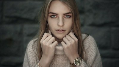 Красивая Модель Смотрит на Фотографа