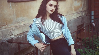 Красивая модель позирует