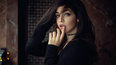 Голубоглазая Девушка, Палец на губах