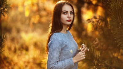 Длинноволосая Модель Леса смотрит на Зрителя