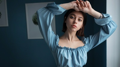 Голубоглазая Девушка Смотрит