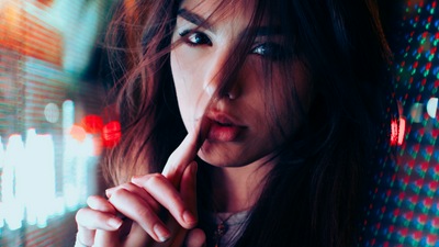 Симпатичная Девушка Проводит пальцем по Губам