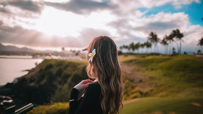 Девушка с Цветком в Волосах