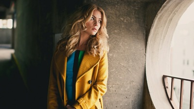 Девушка в желтом пальто Смотрит в сторону